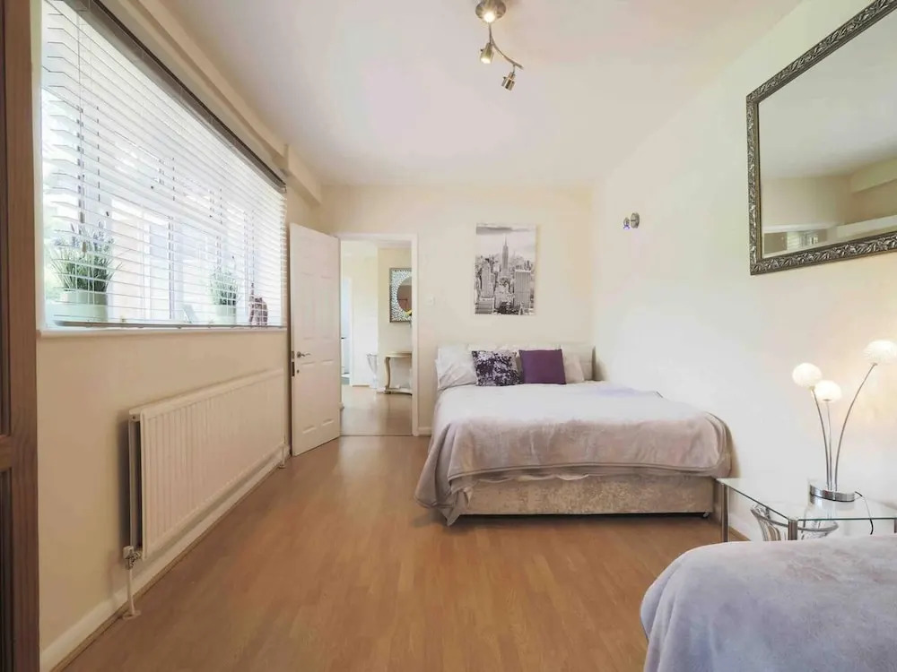 Inviting 7-bed House With sea Views in Hythe
