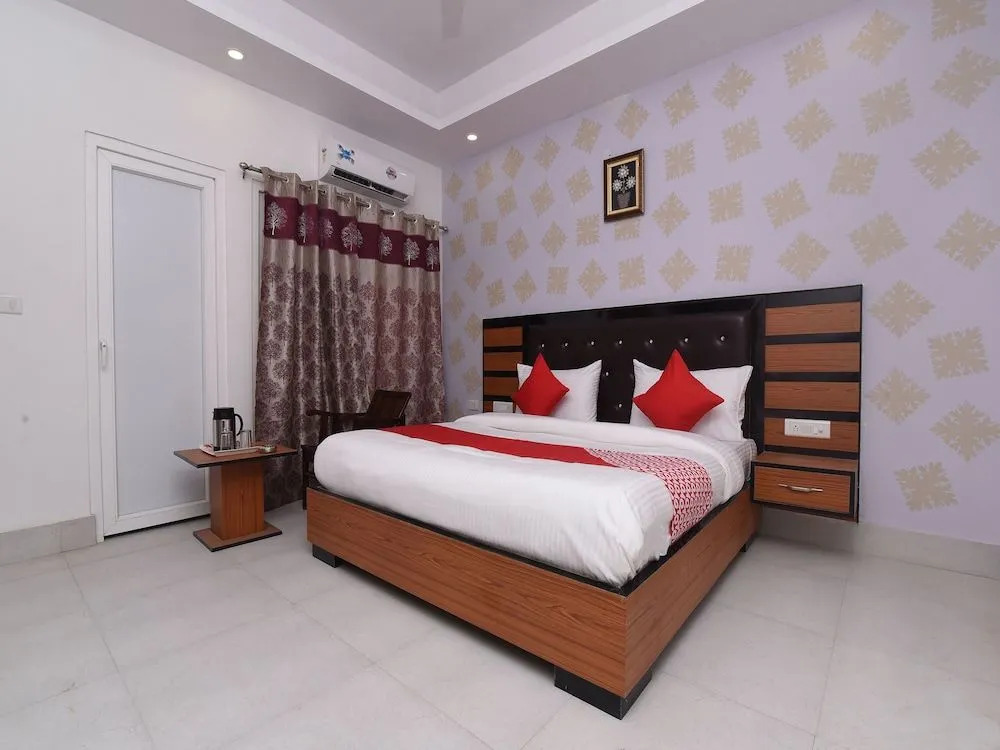 OYO 13310 Noida Suites