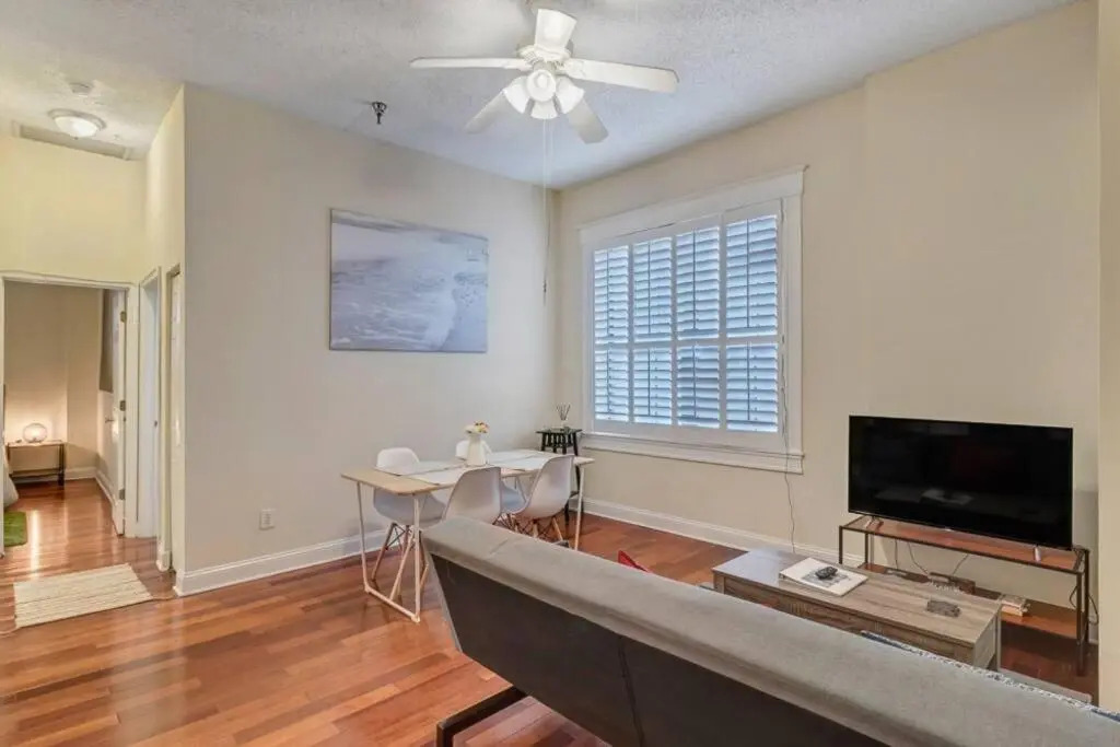 LT Stay Discounts! Cozy 2 BR Apt - Pet Friendly!