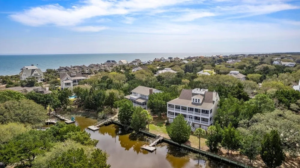 This Vibrant Family Home Features 8 Bedrooms, And 8 Bathrooms, Ocean And Creek Views Home by Peace Vacations