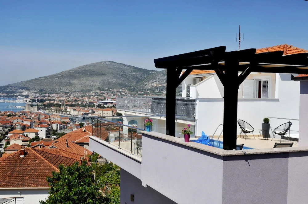 Luxury villa Rooftop pool Avbl in season