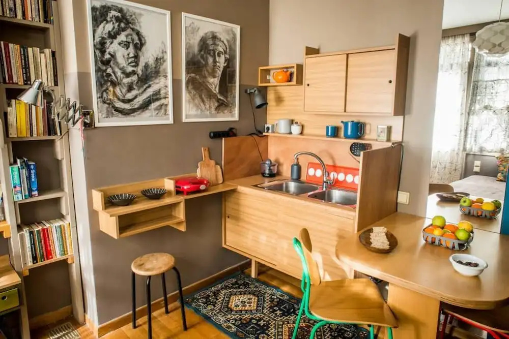 Living Like in a Cottage in the Center of Athens