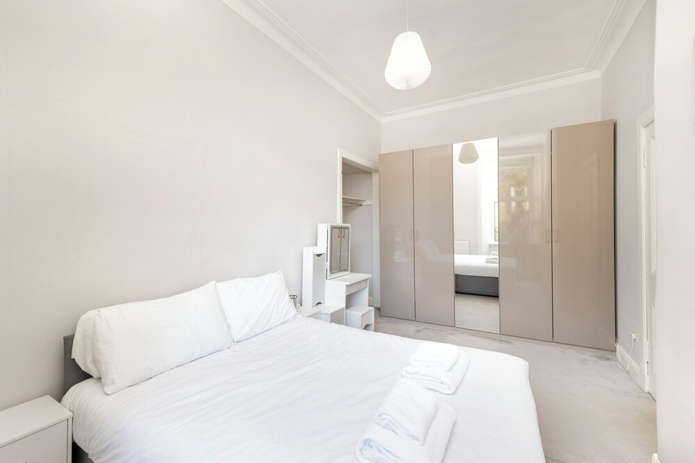 Elegant 2-Bed Flat with Edinburgh Charm