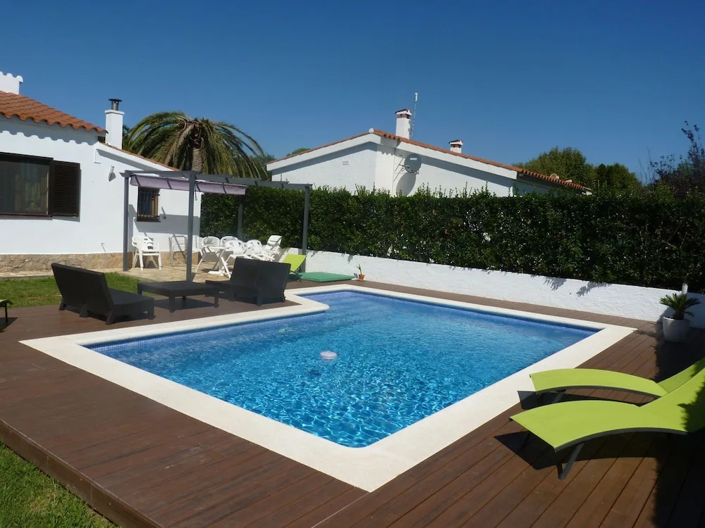 Holiday House With Private Pool for 4 People in Sant Pere Pescador