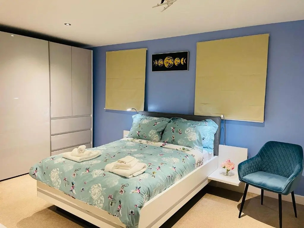 Cheerful 2-bed townhouse in Wakefield with parking