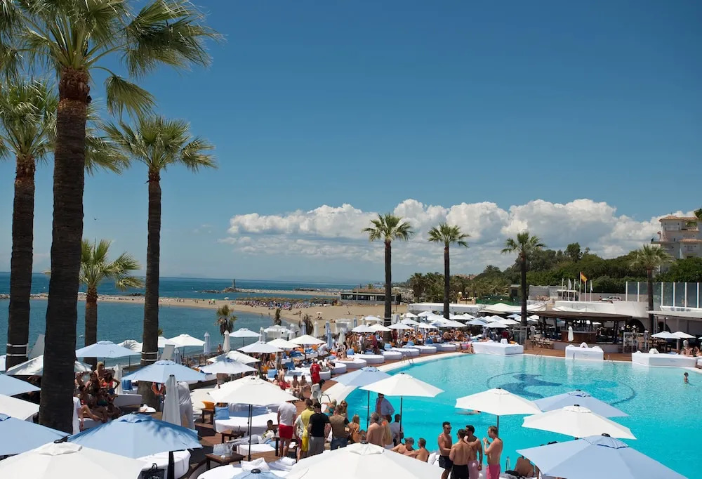 Beach Front Apt, Puerto Banus, Family Freindly, Free Wifi /parking.pools, Aircon