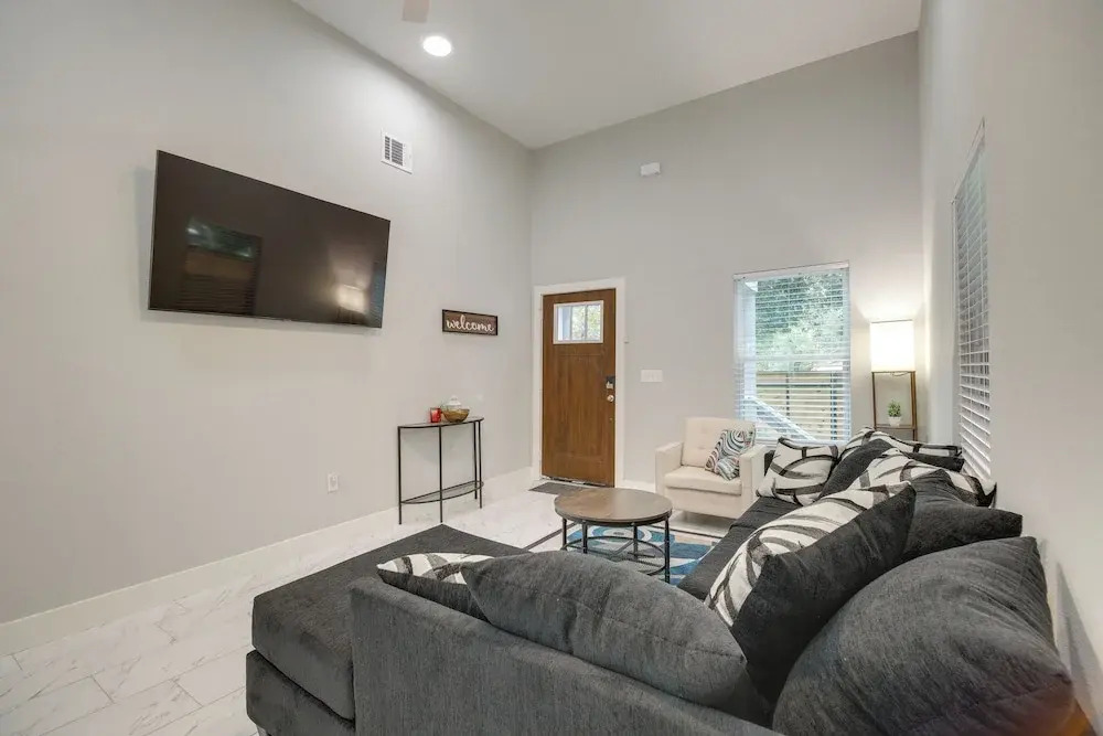 Gated Houston Home w/ Large Yard: 4 Mi to Downtown