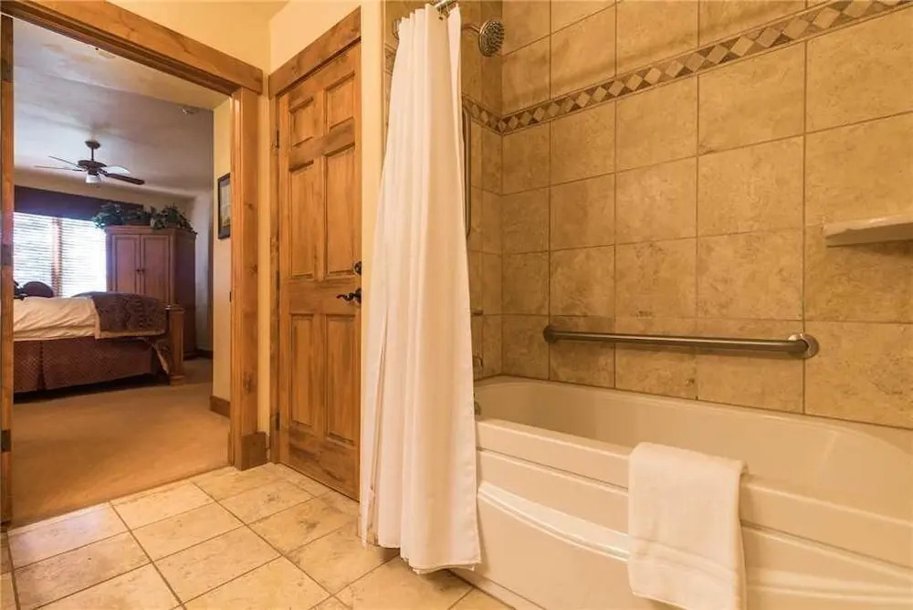 3105 Champagne Lodge, Trappeur's Crossing Apartment 2