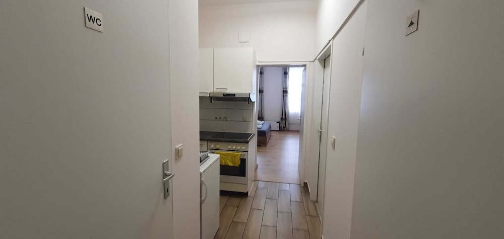 Group Stay 3 Apts Near Enkplatz
