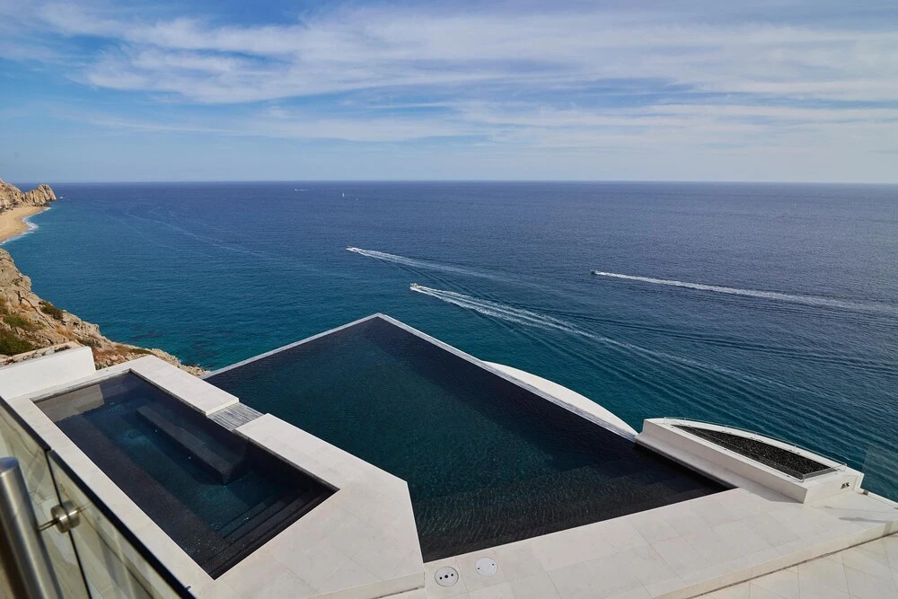 Luxurious Oceanfront Living, Minutes From Downtown: Villa Land's End