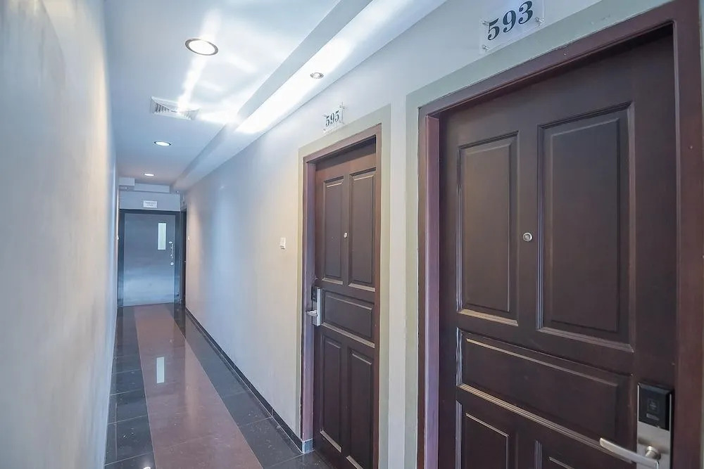 RedDoorz Premium near Harbour Bay Mall Batam 2