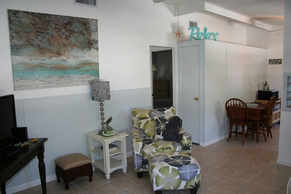 Hibiscus Hacienda - 2 BR Cozy Beach House - Short Walk to the Beach