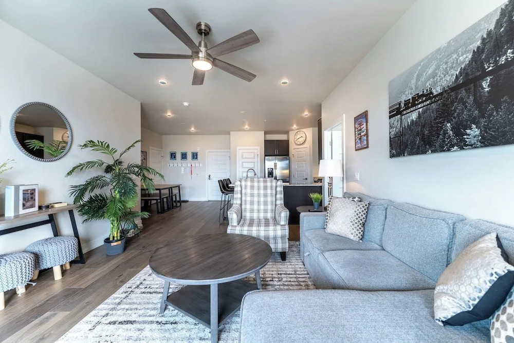 Sail Lofts #303