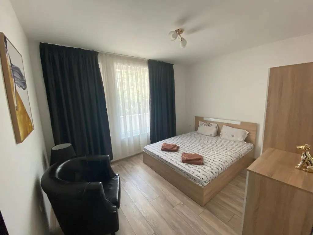 Modern 1BR Apart with Cinema Couch 65 inch TV & Free Street parking