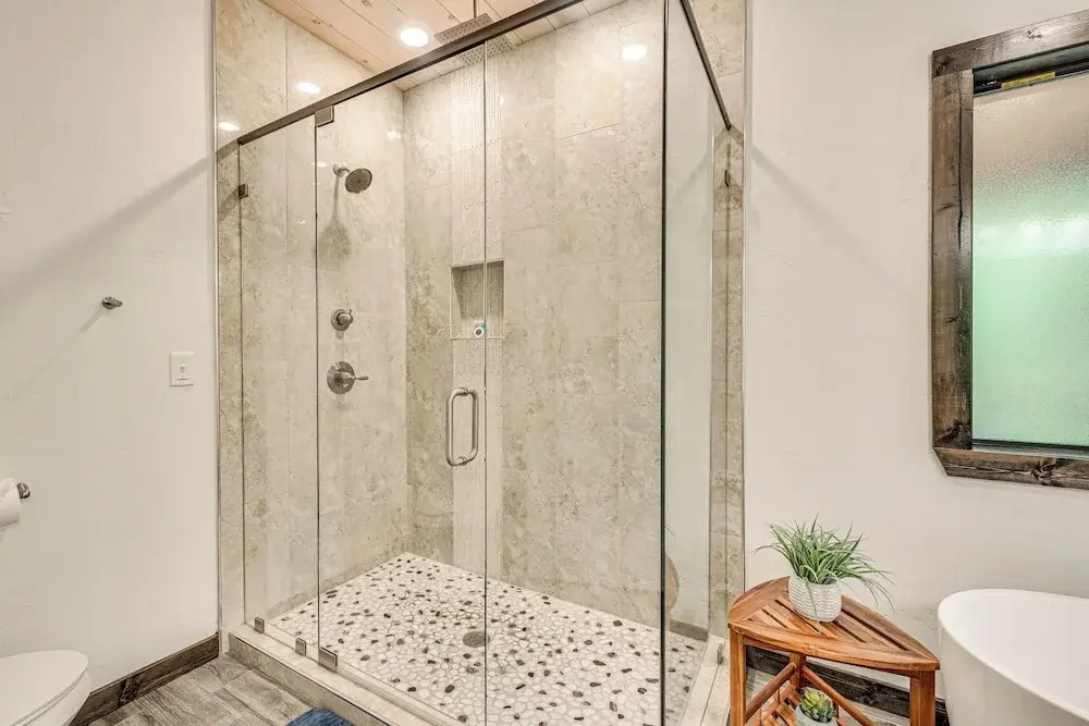 Modern, Luxe Cabin in Broken Bow w/ Hot Tub!