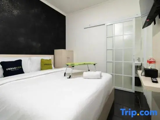 Urbanview Hotel Bizhome Artha Gading Boulevard by RedDoorz