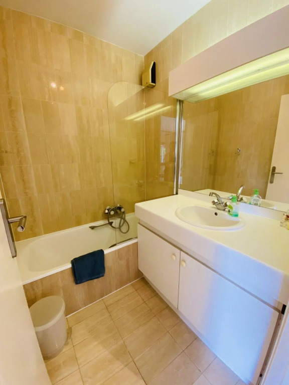 Modern and light studio apartment in prestgious area of Cannes. Small garden and pool. - 743