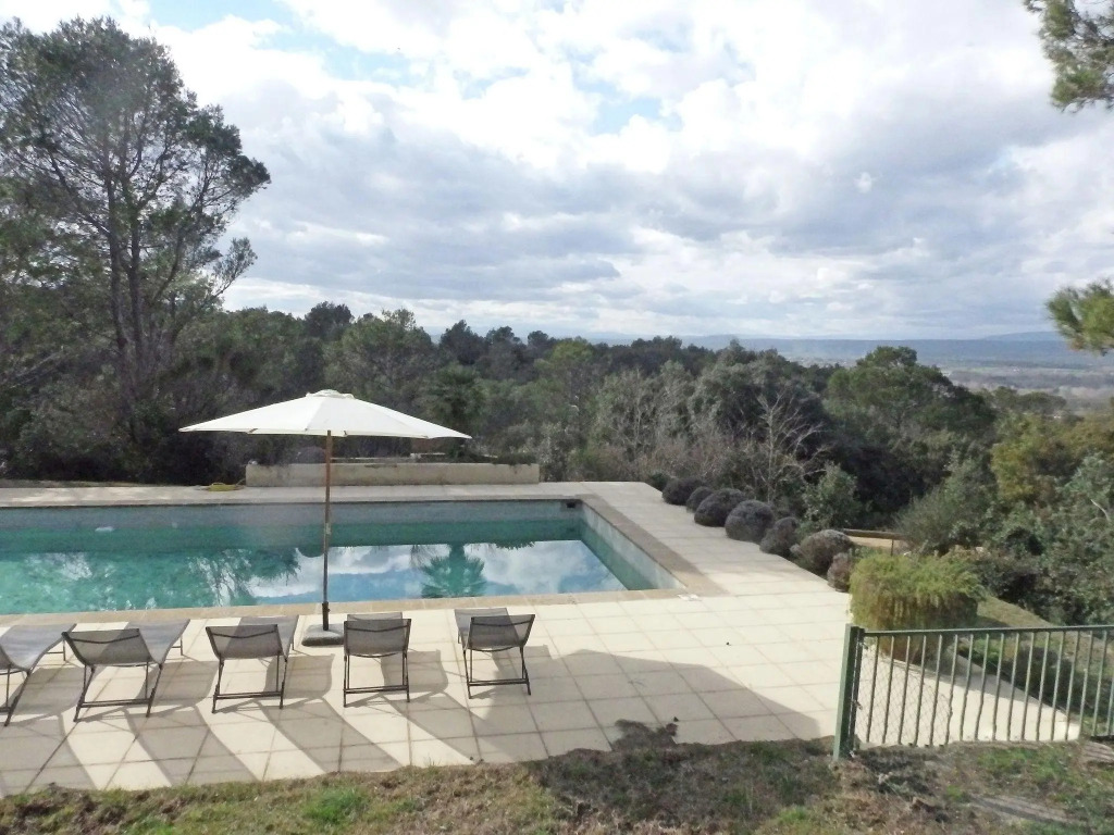 Villa with large pool & unique view within walking distance of baker
