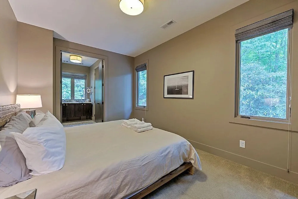 Mountain Cove 7 Bedroom Home