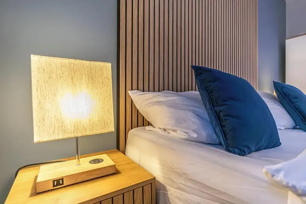 9-Min to City Center, Comfy 1BR and 1LR with Balcony