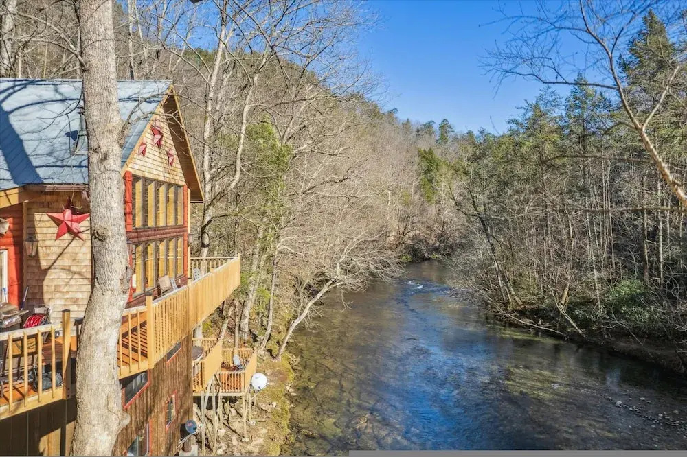 Very Secluded Breathtaking Riverfront Game Room