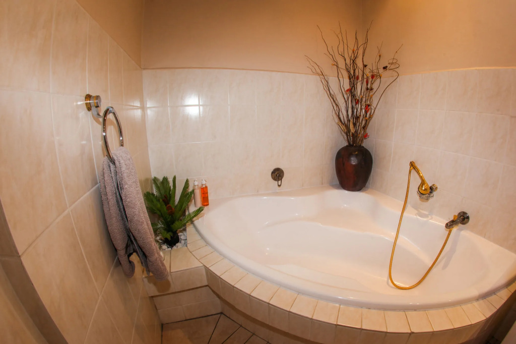 Winelands Villa Guesthouse and Cottages