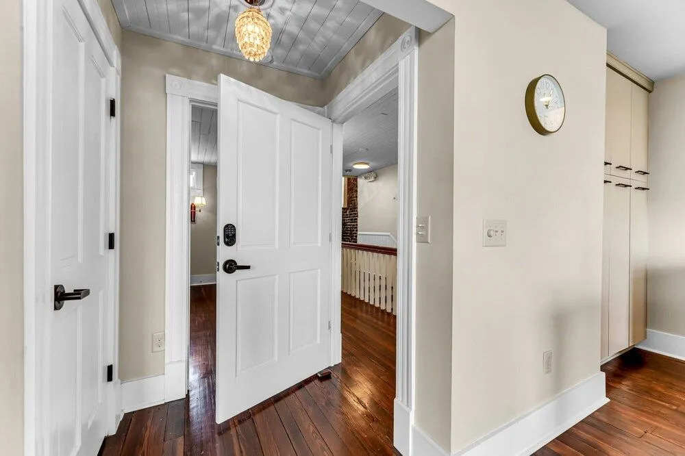 The Elm St Suite - Downtown Condo