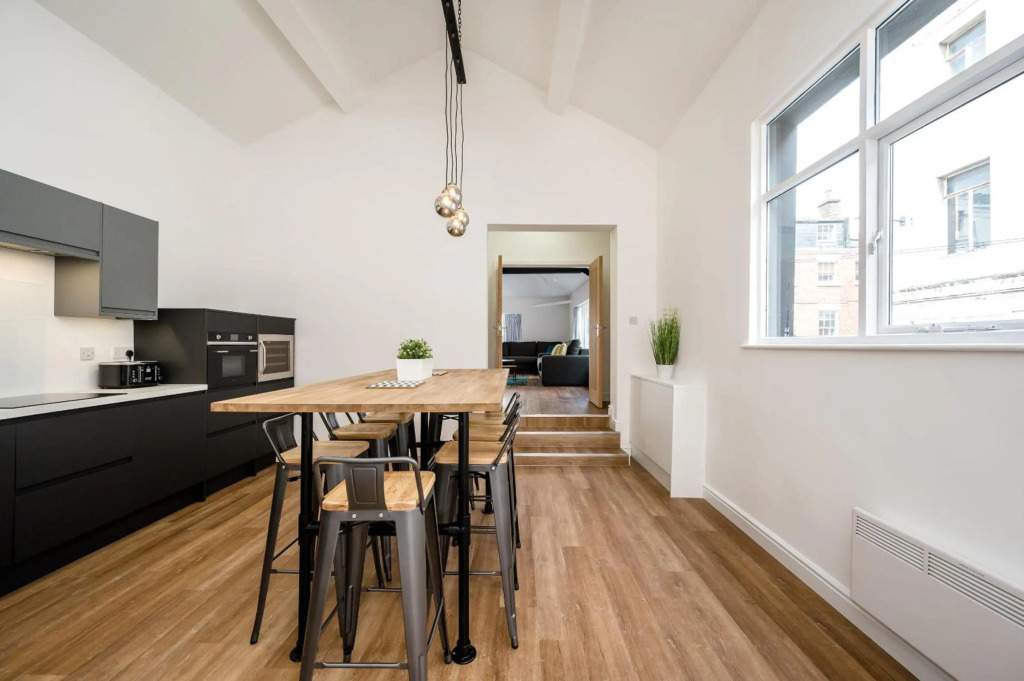 Spacious 9 Guest Apt in the Heart of Liverpool City Centre
