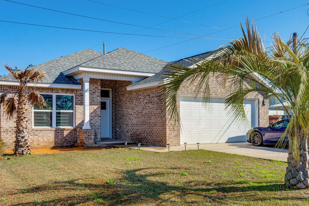 < 2 Mi to Navarre Beach: Group Home w/ Deck + Bar