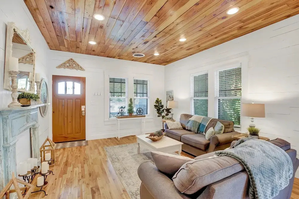 Luxurious Home Near Main With Fire pit and Outdoor Bar