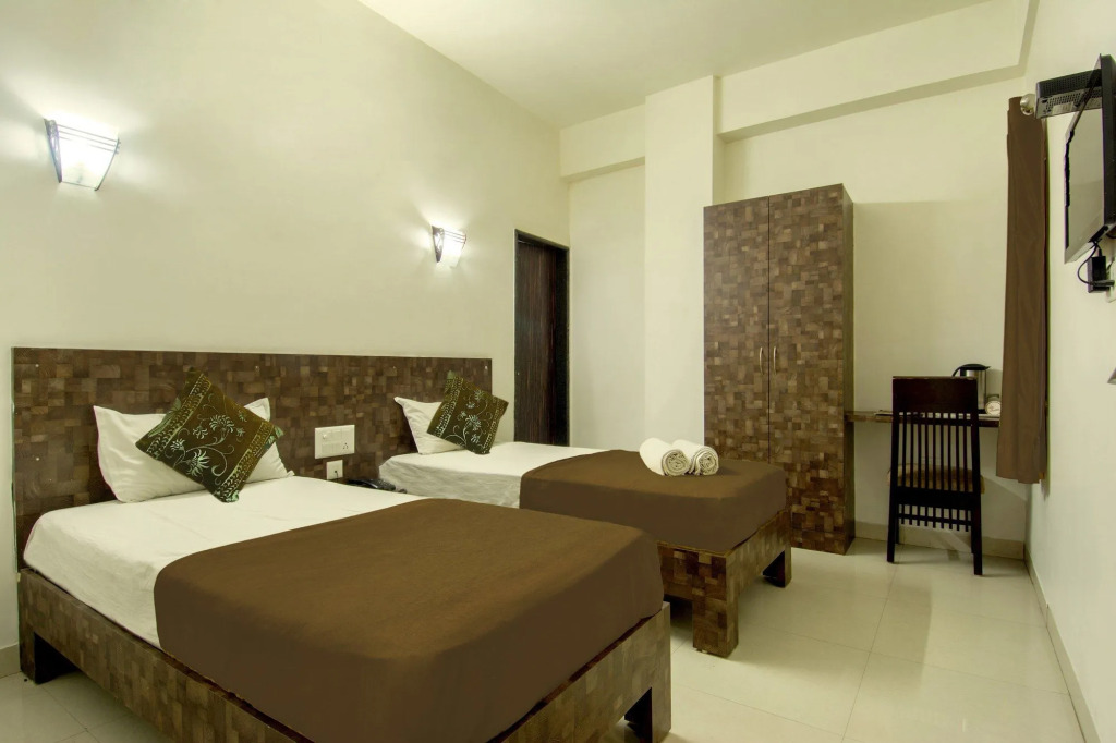Hotel Metropolitan Near Sindhi Camp