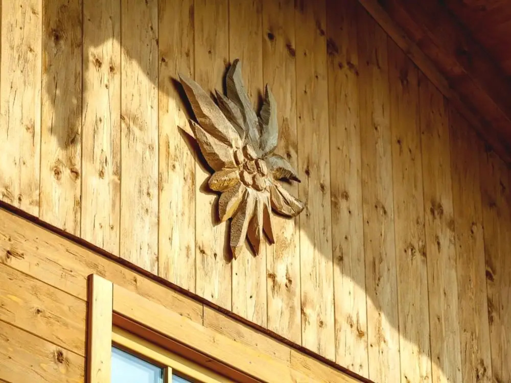 Chalet unter weissblauem Himmel
