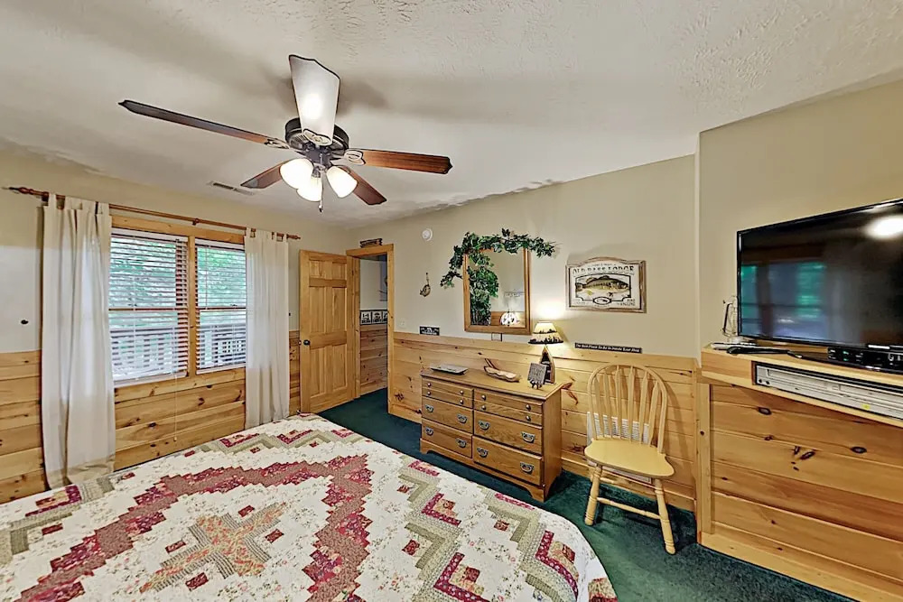 The Bear Essentials Getaway W/ Hot Tub 3 Bedroom Cabin