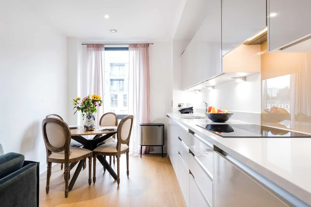 Rosy and Cosy West London Apartment