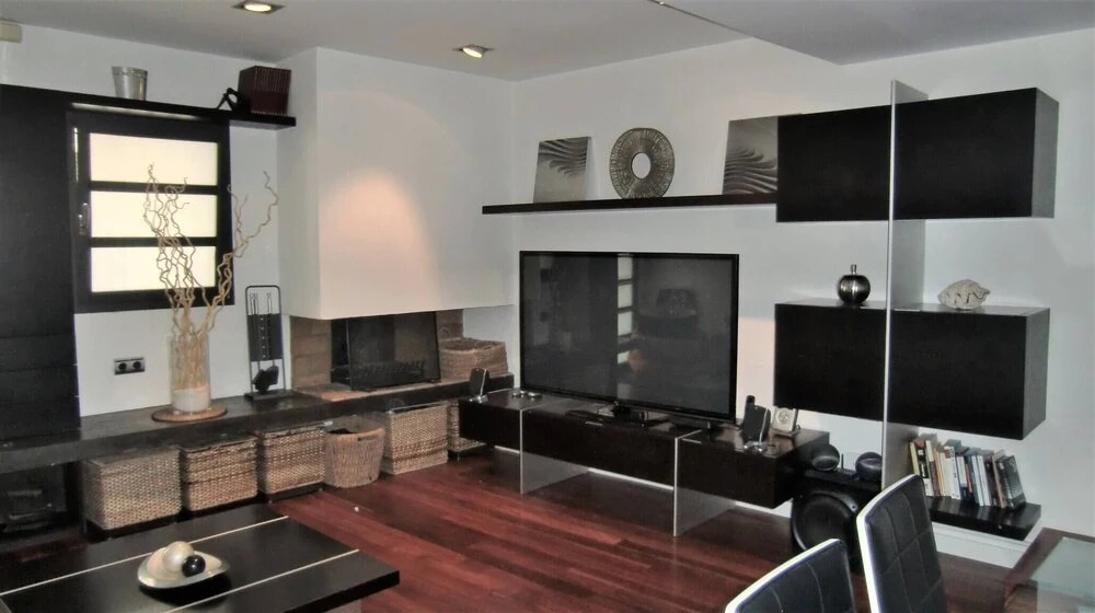 House With Pool, Garden And Well Communicated