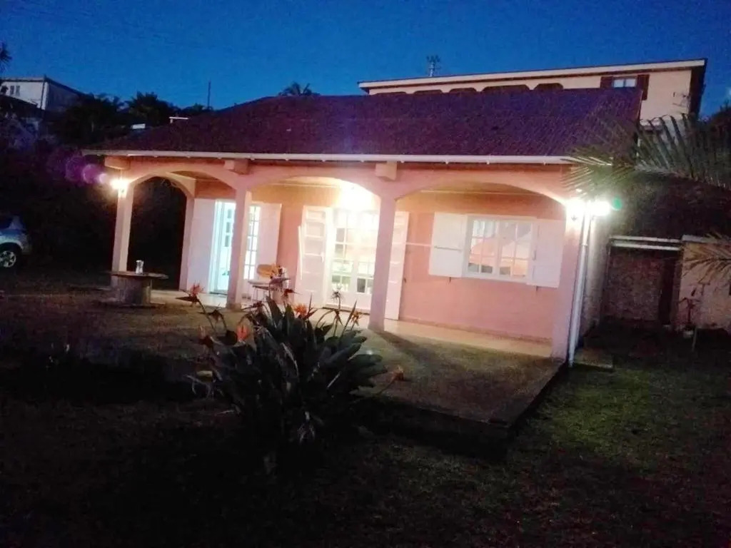 Maison de 4 chambres avec vue sur la mer jardin clos et wifi a Saint Leu