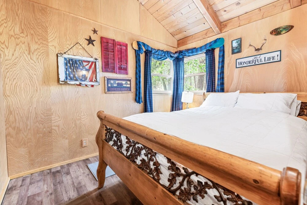 Knotty Pine Chalet - 2br/1ba/walk To Lake And Village/fireplace/wifi/smarttv/barbeque/fencedyard 2 Bedroom Chalet