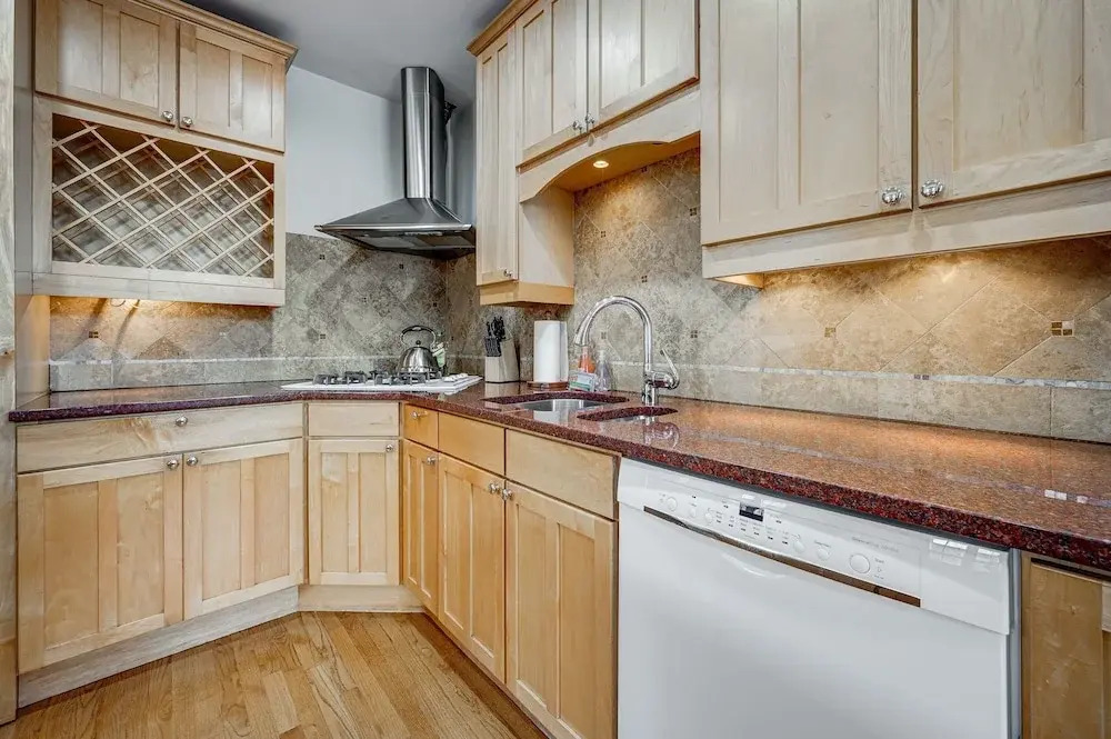 Huge Lincoln Park 6 Bed Duplex with Free Parking by AllSet Turnover