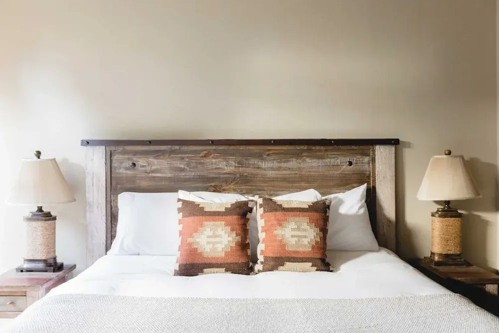 Klamath by Avantstay Premier Lakeside Cabin w/ Spa, Fire Pit & Lake Views