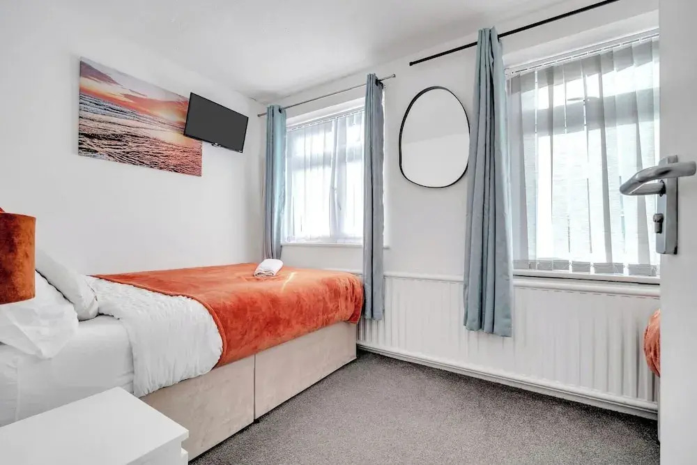 4 Bedrooms - Up To 14 Guests - Free Parking