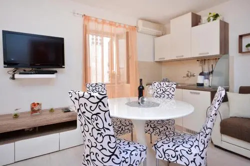 Apartments & Rooms As