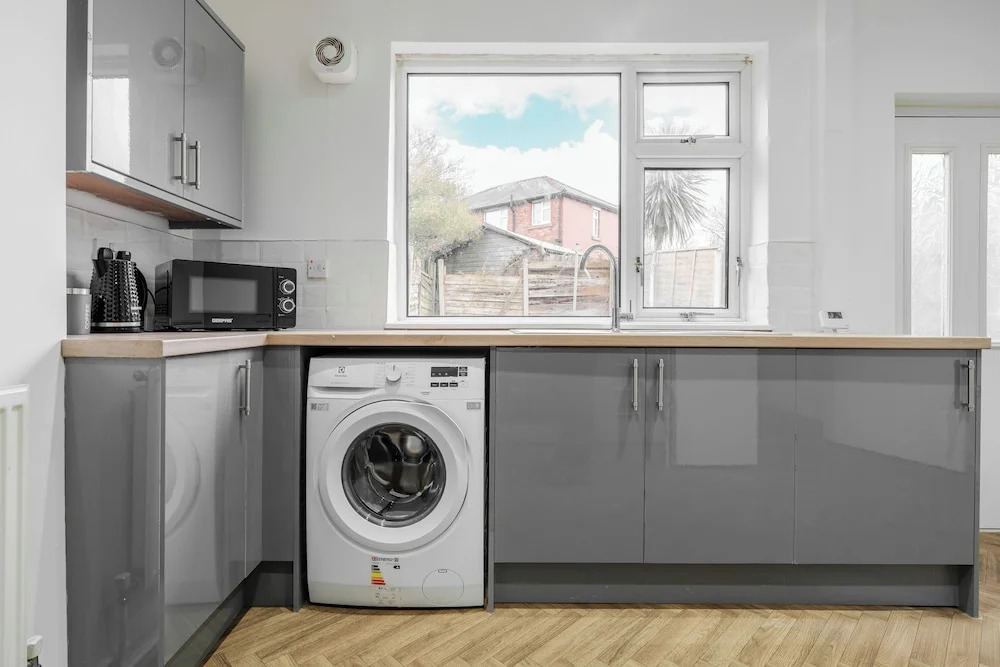 3-Bed Bolton - Hospital & Town