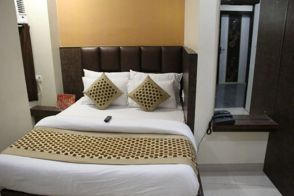 Hotel Red Stone - 3 Mins from Railway Station and 5 Mins from Metro
