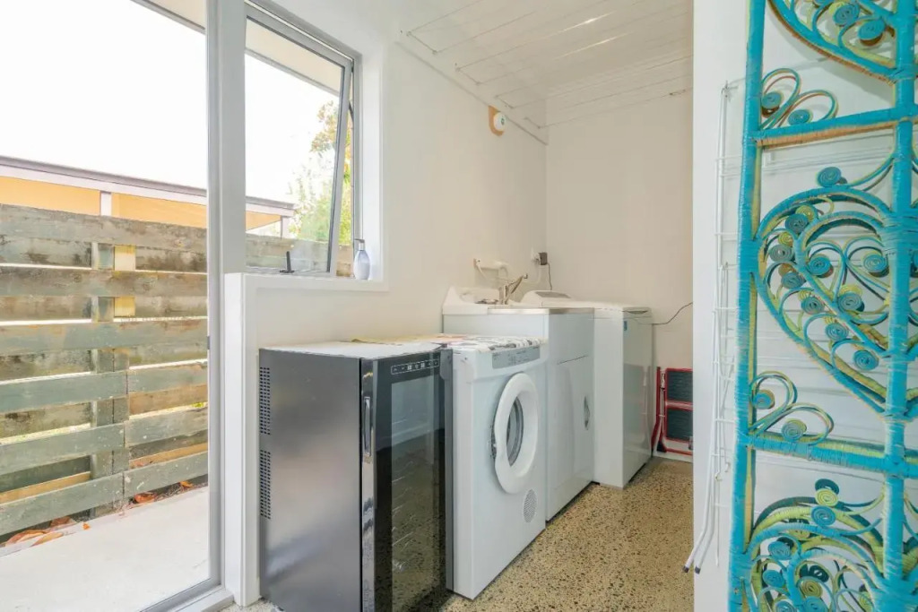 Roses Beach Pad - Matarangi Holiday Home