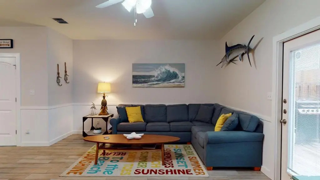 BC502 Beautifully Decorated Townhome, Heated Pool, Garage Access