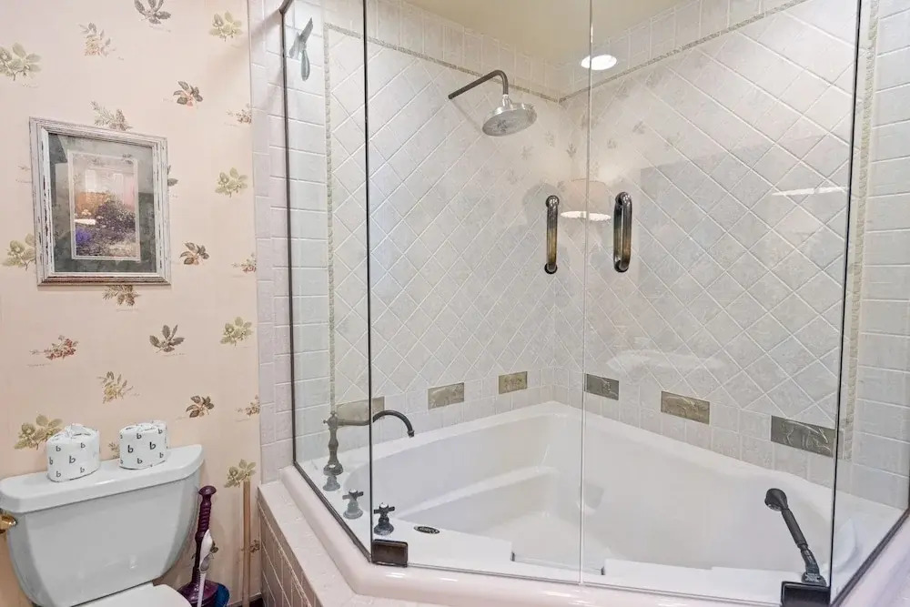 Big Bear Villa - Walk to Lake ad Village! Hot Tub, Jet Tub and so much more