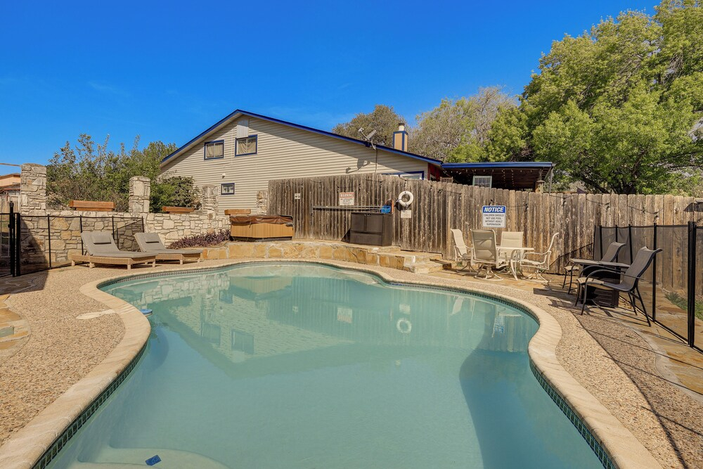 San Antonio Retreat w/ Fenced Pool, Near SeaWorld
