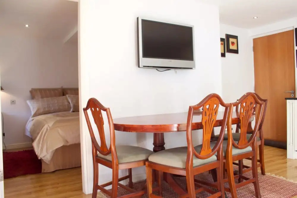 2 Bedroom House With Free Parking
