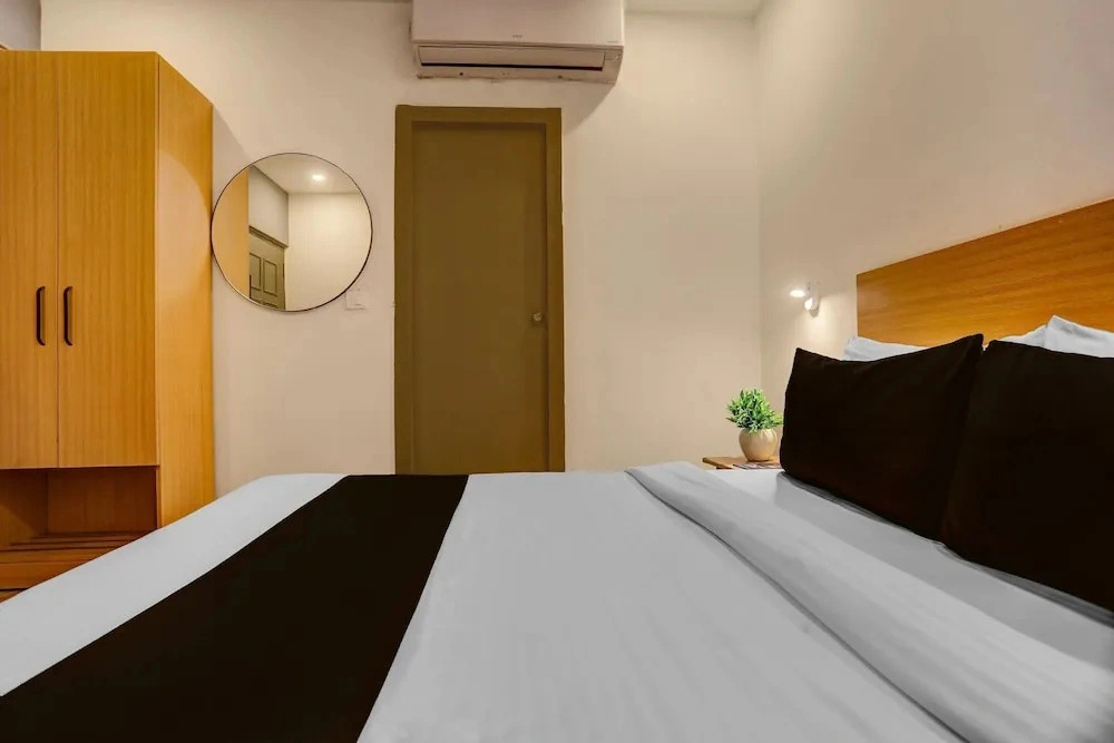 Townhouse Mumfordganj APS Inn