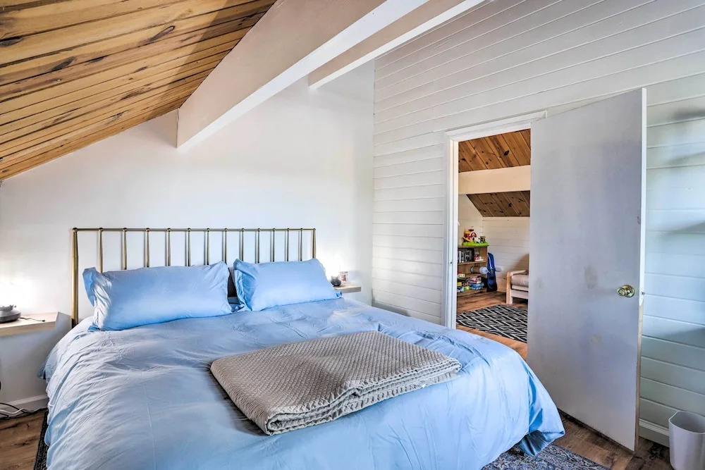 3 Mi to Big Bear Lake & Village: Home w/ Balcony